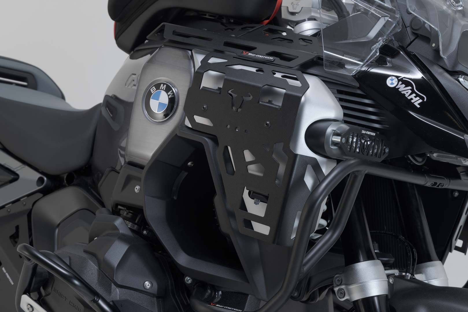 Luggage rack for tank cover Black. BMW R 1300 GS Adventure (24-).